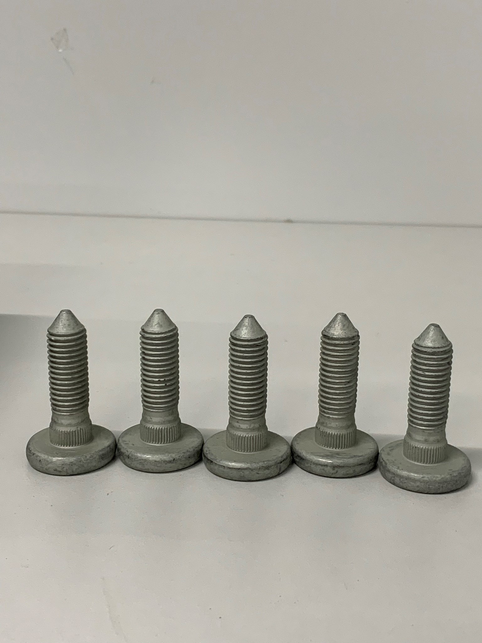 Ảnh dịch vụ Screws on Car